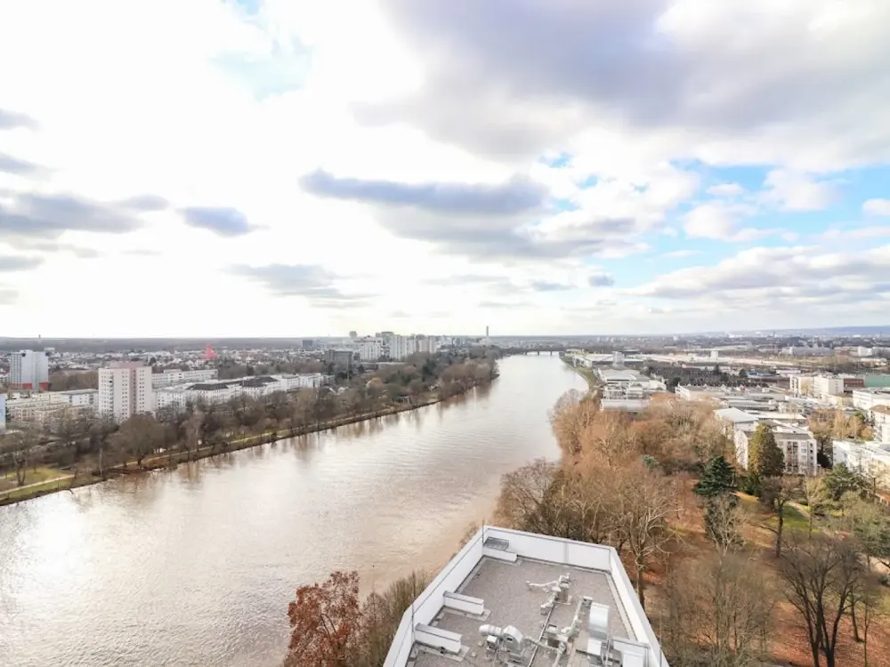Skyline- oder Main-Blick? Hier haben Sie beides! Erstklassige 5-Zi.-Penthouse-Wohnung!
