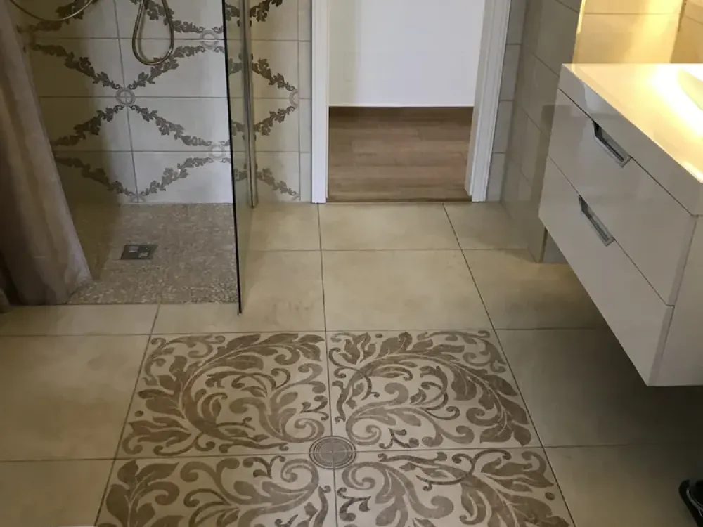 Große 4 Zi-Altbau-Stuck-WE, auch WG geeignet, m. großem Bad und Küche, beheizbarer Marmorkamin