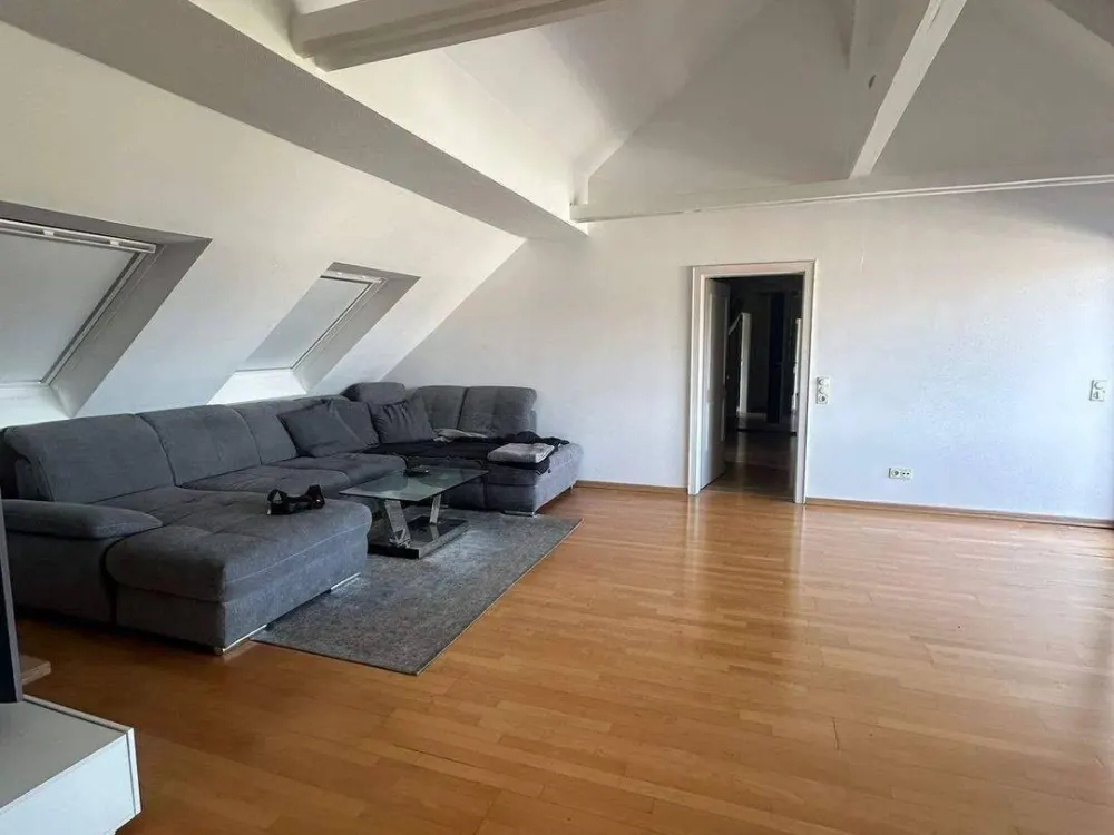 Exclusive, hochwertig möblierte 3 Zi Terrassenwohnung mit Whirlpool für mind. 12 Monate zu vermieten