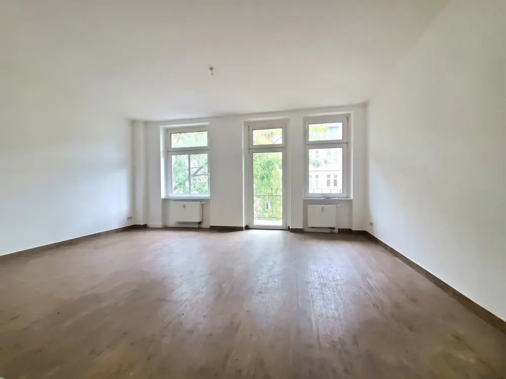 Renoviert und gut geschnitten - geräumige 3-Raumwohnung nahe Zentrum mit Balkon u. Tageslichtbad!