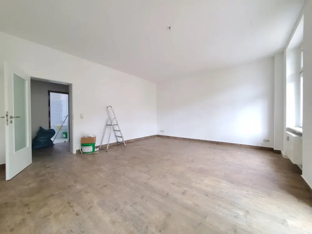 Renovated and well laid out - spacious 3-room apartment near the center with balcony and daylight bathroom!