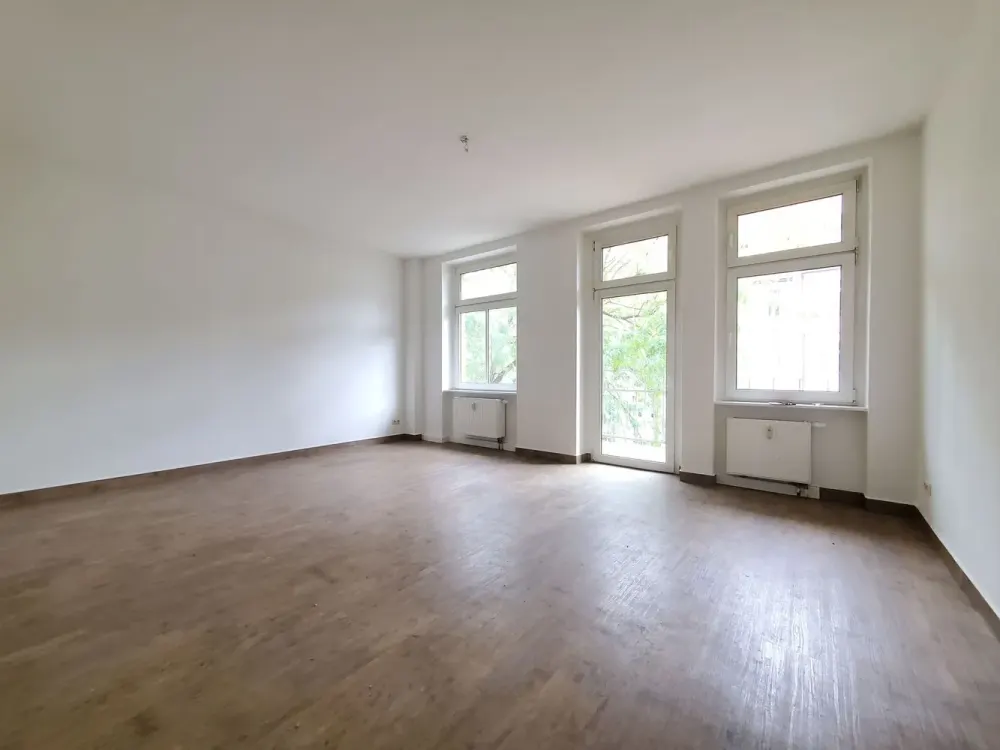 Renovated and well laid out - spacious 3-room apartment near the center with balcony and daylight bathroom!