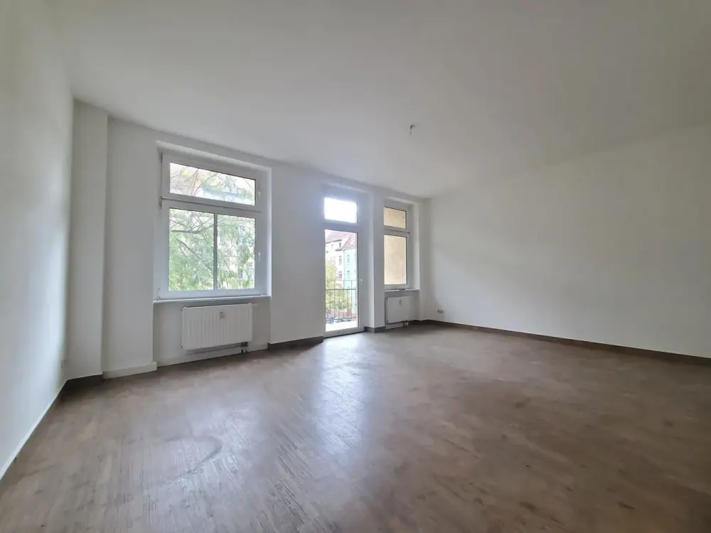 Renovated and well laid out - spacious 3-room apartment near the center with balcony and daylight bathroom!