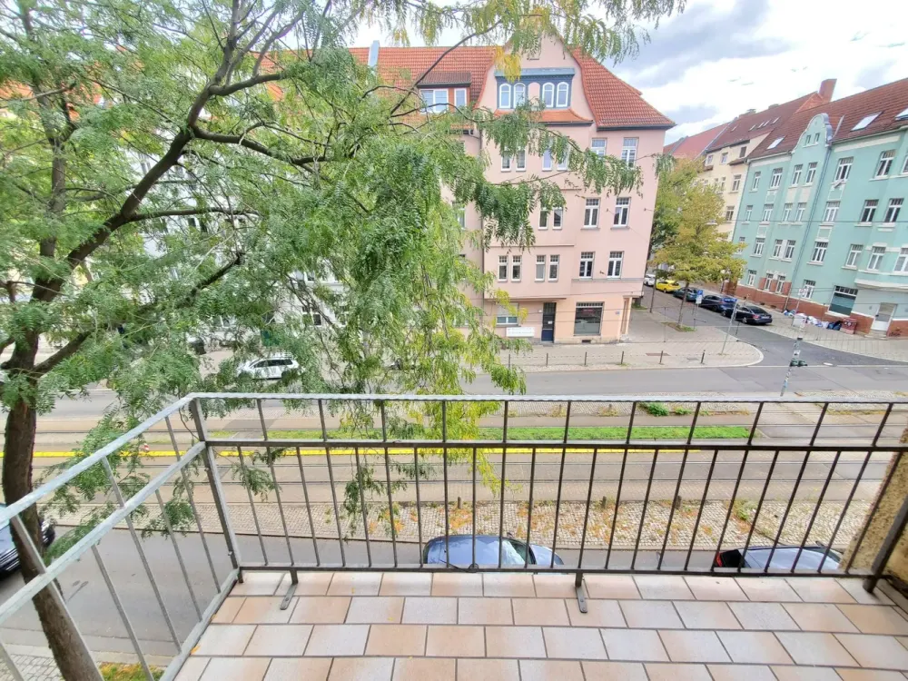 Renovated and well laid out - spacious 3-room apartment near the center with balcony and daylight bathroom!