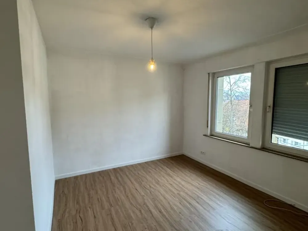 3 Zimmer Wohnung komplett neu saniert mit Gartenbenutzung !