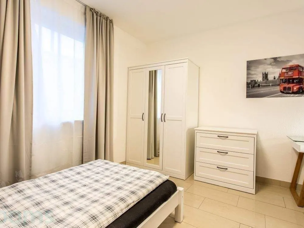 Ab 01.11.2026 - modern möbliertes Zimmer in 4er WG - zentral und ruhig in Niederrad
