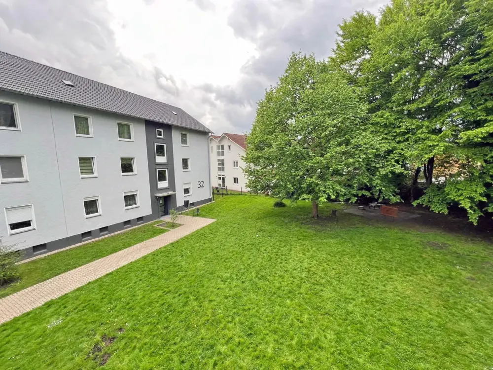 First occupancy after renovation: 3 rooms, kitchen, bathroom with balcony & new fitted kitchen! Furnishing possible