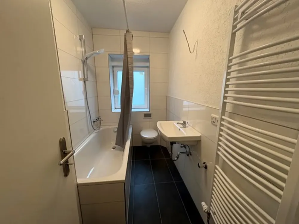 First occupancy after renovation: 3 rooms, kitchen, bathroom with balcony & new fitted kitchen! Furnishing possible