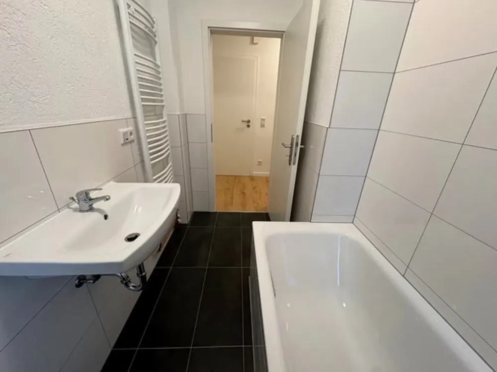First occupancy after renovation: 3 rooms, kitchen, bathroom with balcony & new fitted kitchen! Furnishing possible