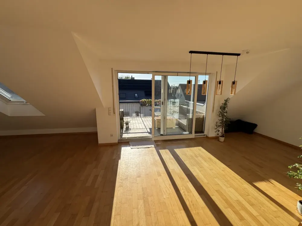 Bright 4.5-Room Attic Apartment with West Balcony