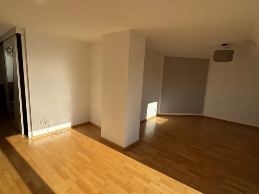 Bright 4.5-Room Attic Apartment with West Balcony