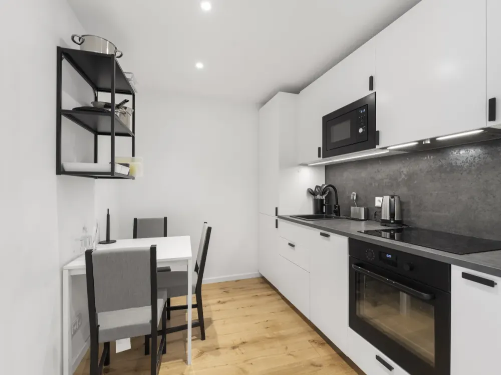 mobilierte 4 Zimmer Wohnung - WG geeignet und erwünscht