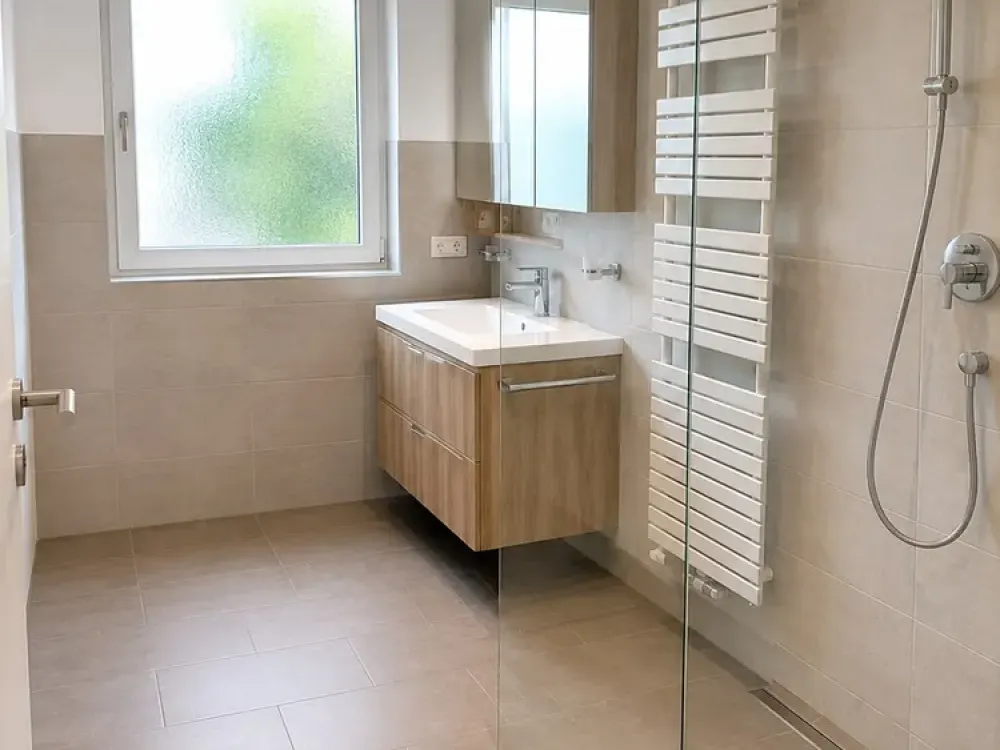 Modernisierte 4-Zi.-Wohnung mit Terrasse im Zweifamilienhaus, S-Bahn fußläufig