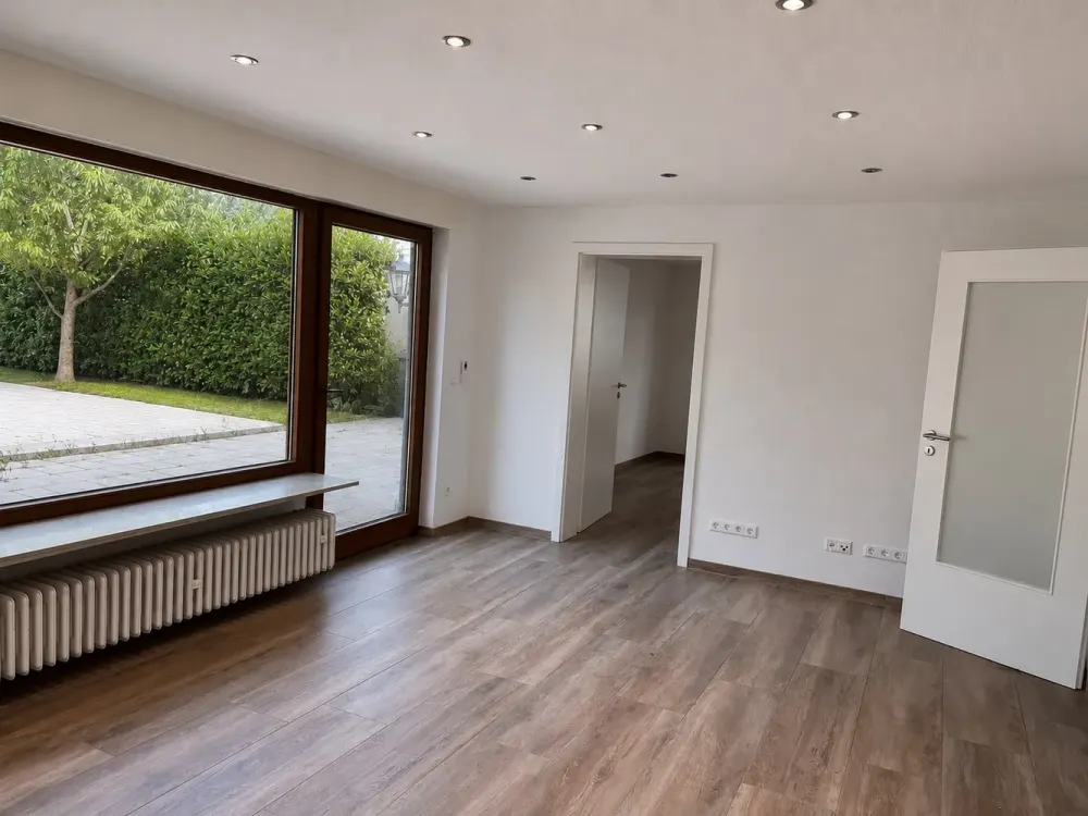 Modernisierte 4-Zi.-Wohnung mit Terrasse im Zweifamilienhaus, S-Bahn fußläufig