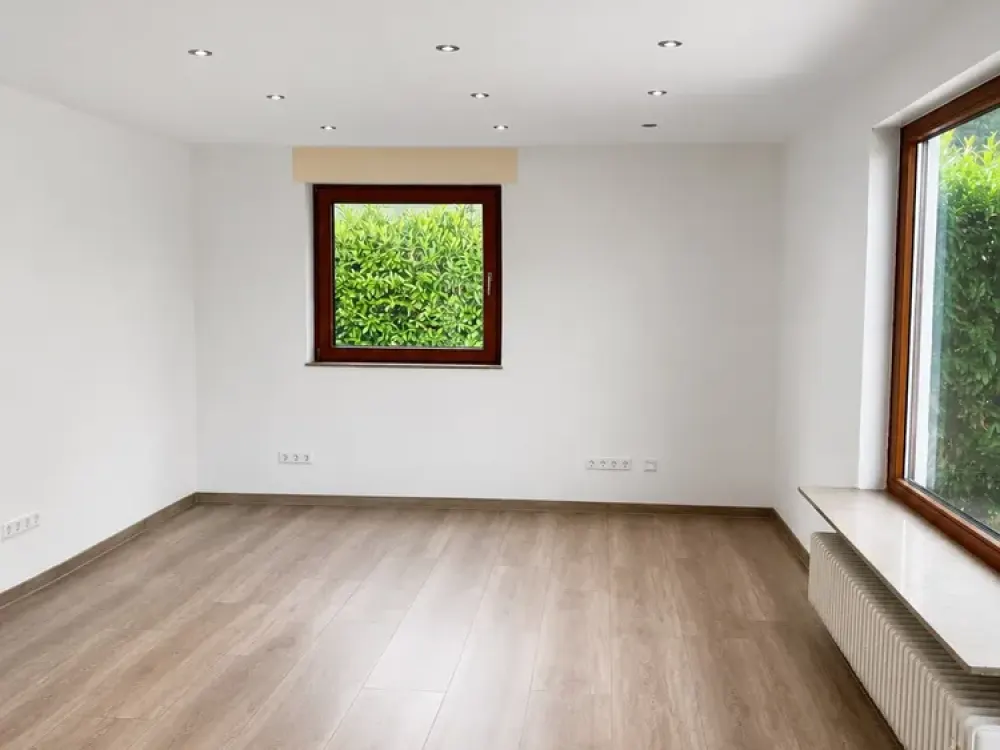 Modernisierte 4-Zi.-Wohnung mit Terrasse im Zweifamilienhaus, S-Bahn fußläufig