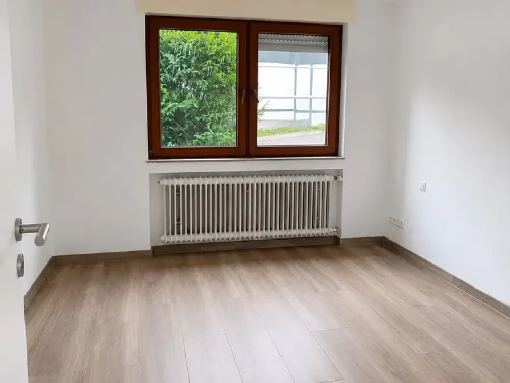Modernisierte 4-Zi.-Wohnung mit Terrasse im Zweifamilienhaus, S-Bahn fußläufig