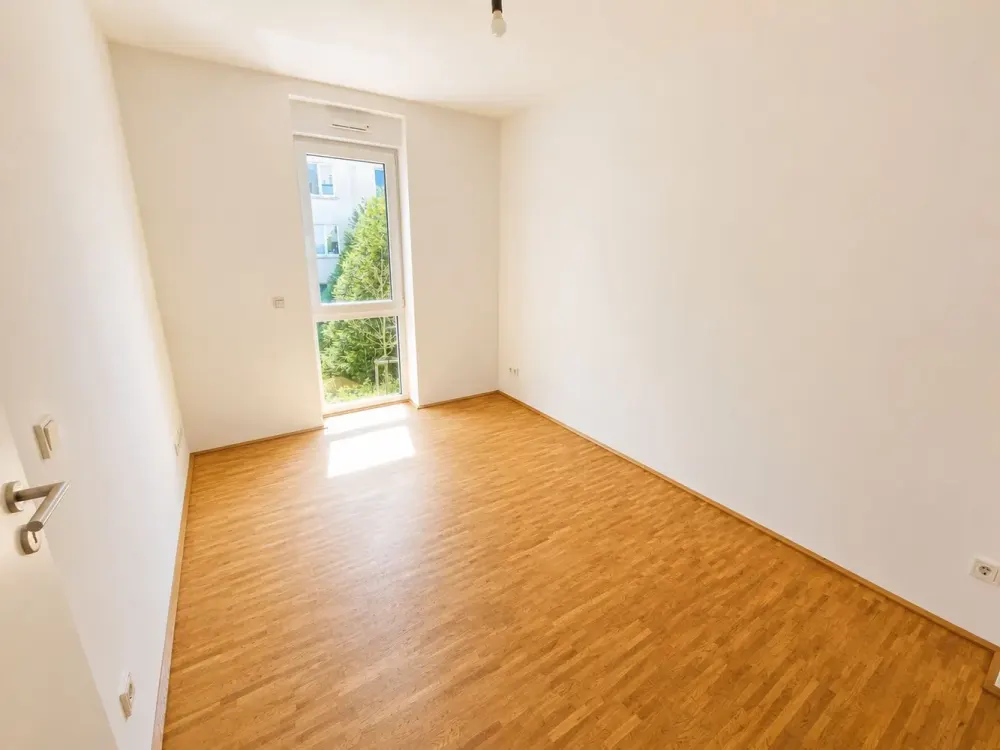 Attractive 2-Room Apartment with Balcony and Fitted Kitchen