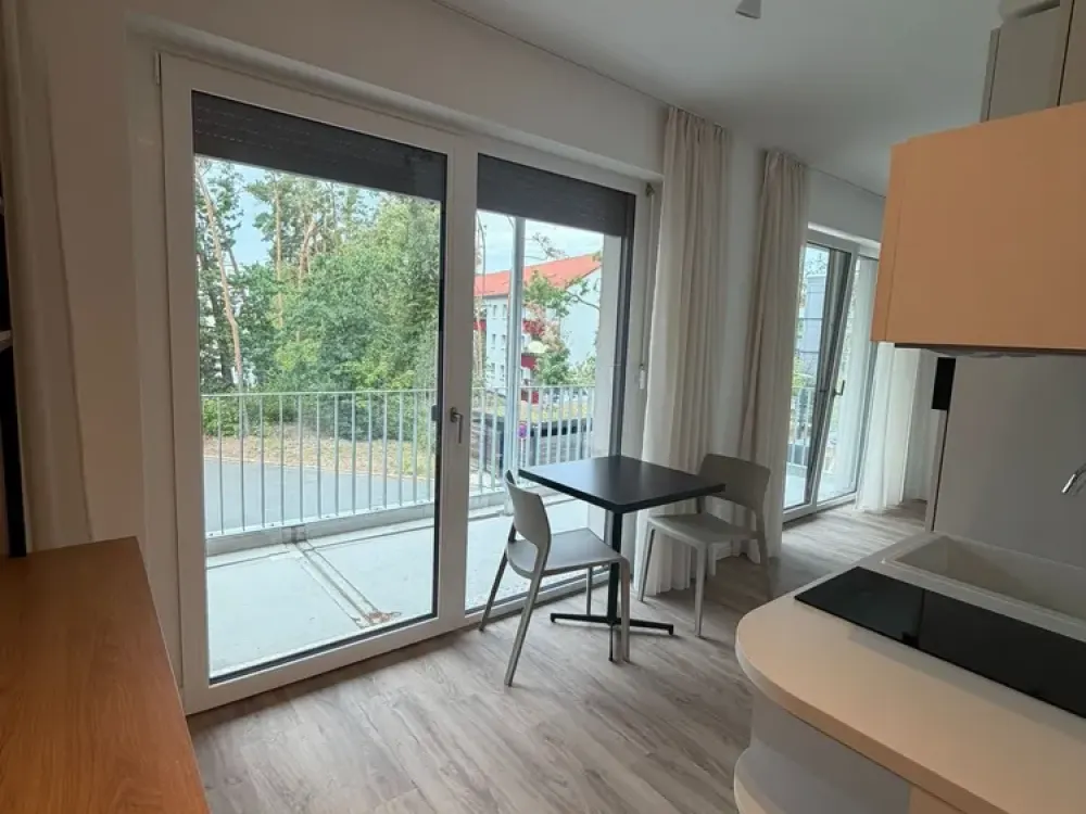 Helles 1-Zimmer-Apartment mit sehr großem Balkon und Einbauküche in Erlangen