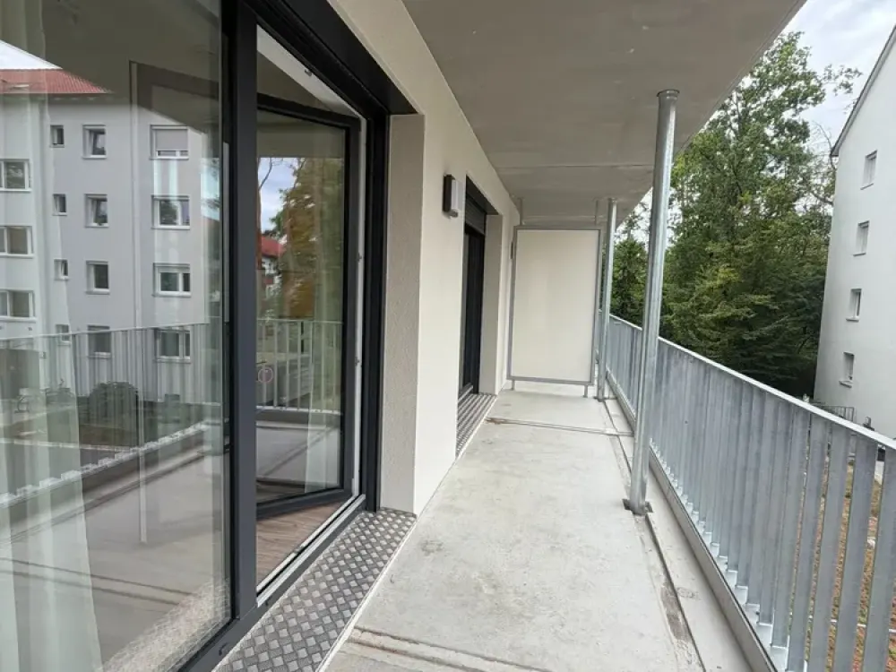 Helles 1-Zimmer-Apartment mit sehr großem Balkon und Einbauküche in Erlangen