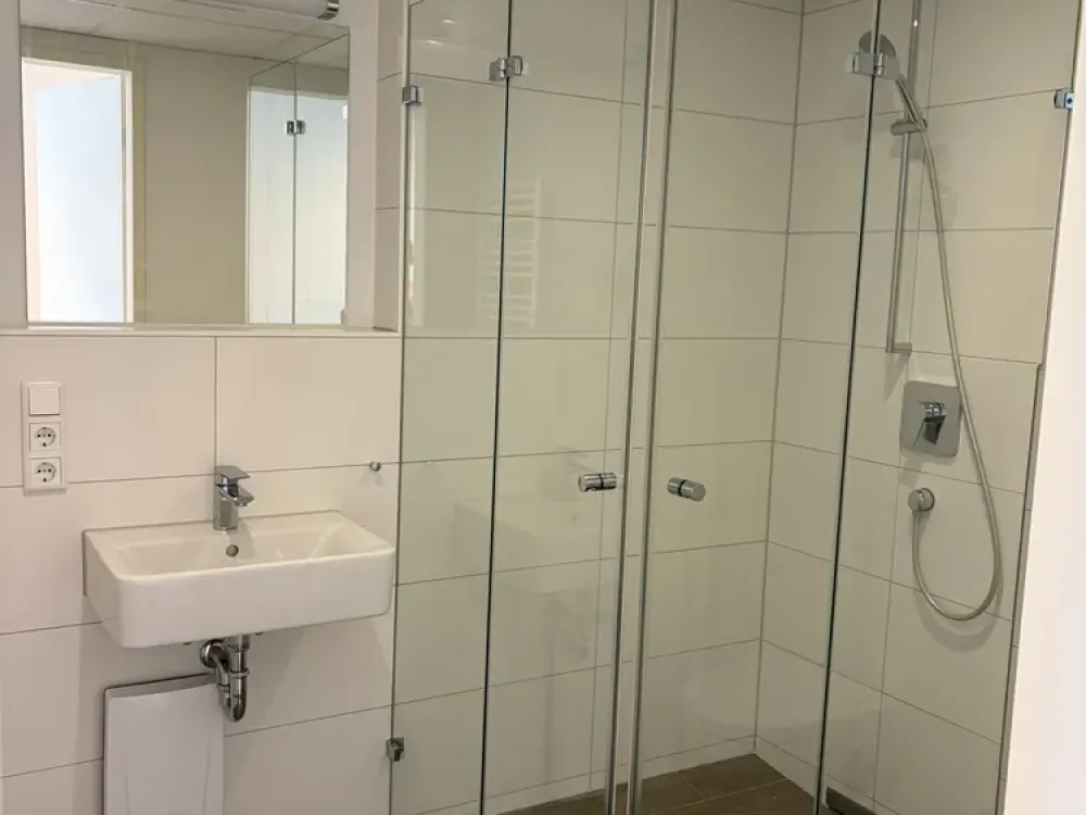 Helles 1-Zimmer-Apartment mit sehr großem Balkon und Einbauküche in Erlangen