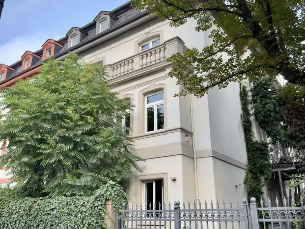 Moderne, voll möblierte 4-Zimmer-Wohnung mit zwei Balkonen