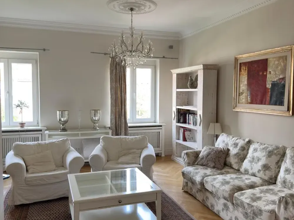 Moderne, voll möblierte 4-Zimmer-Wohnung mit zwei Balkonen