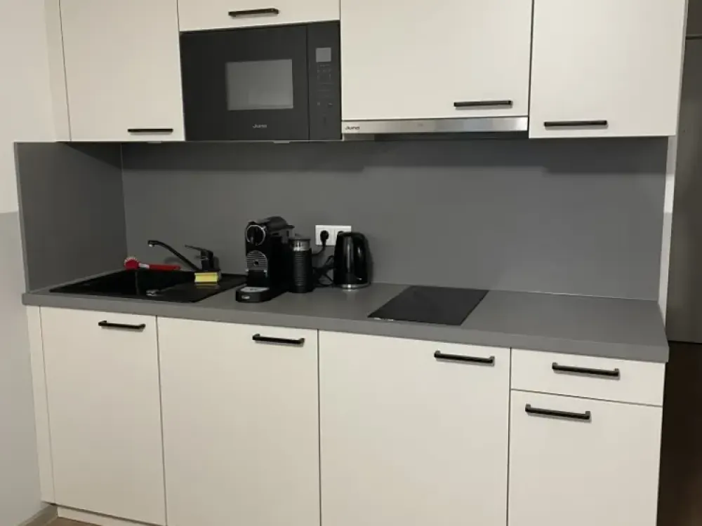 Teilmöbliertes 1 Zimmer Apartment direkt S-Bhf. Rummelsburg ! 5.OG, 37 qm, inkl. Strom + Internet !