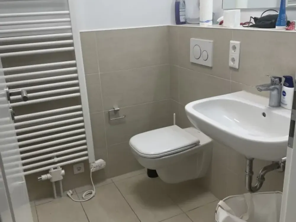 Teilmöbliertes 1 Zimmer Apartment direkt S-Bhf. Rummelsburg ! 5.OG, 37 qm, inkl. Strom + Internet !