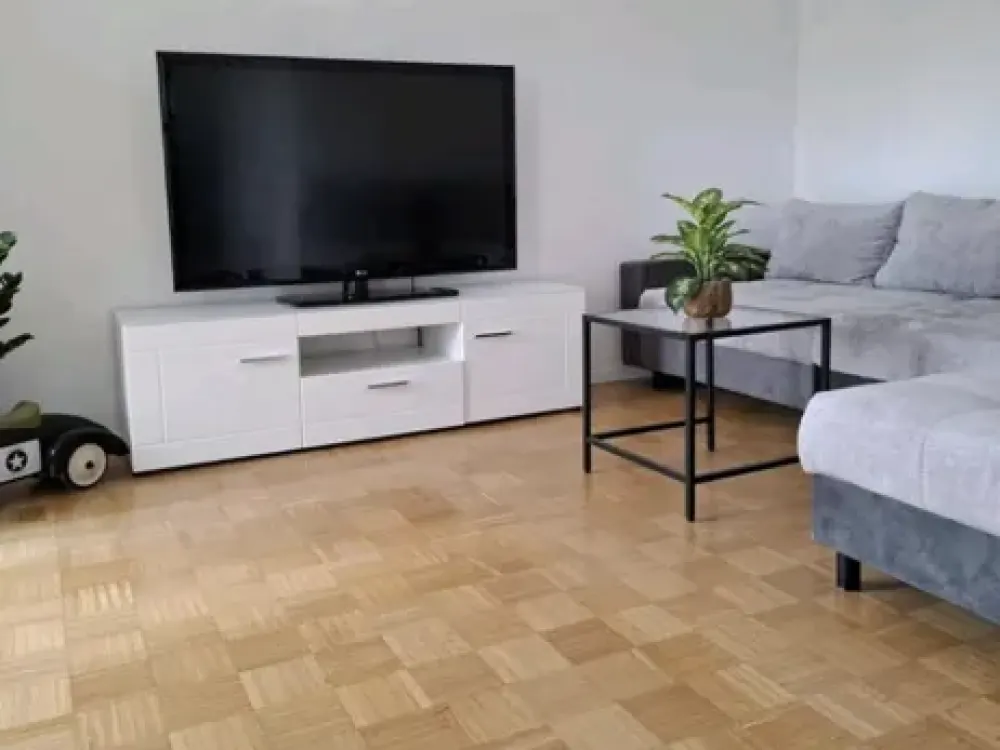 Frisch renovierte 2-Zimmer-Wohnung mit sonnigem Balkon, möbliert oder unmöbliert, Kurz- oder Langz