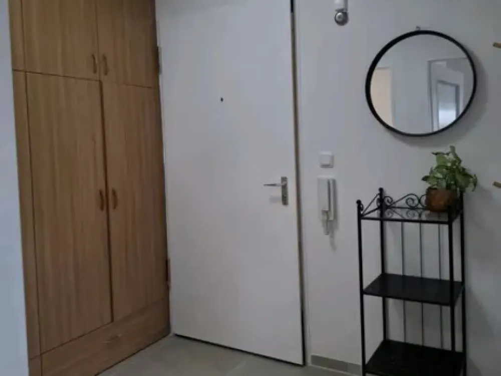 Frisch renovierte 2-Zimmer-Wohnung mit sonnigem Balkon, möbliert oder unmöbliert, Kurz- oder Langz