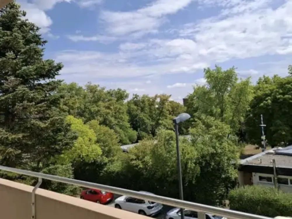 Frisch renovierte 2-Zimmer-Wohnung mit sonnigem Balkon, möbliert oder unmöbliert, Kurz- oder Langz