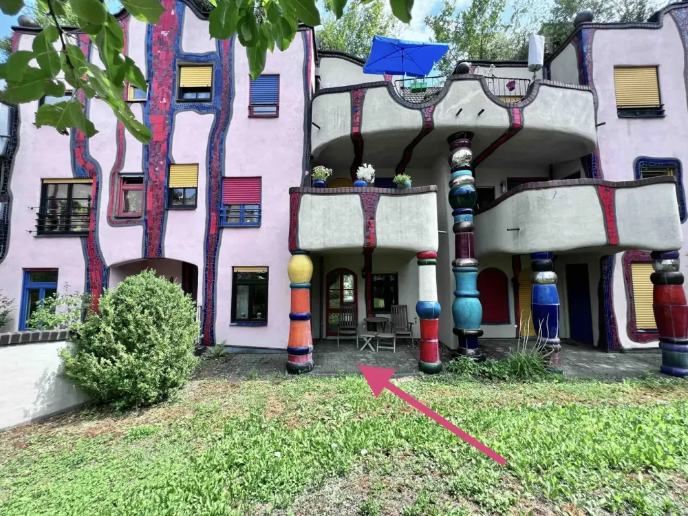 73207 Plochingen-Zentrum: Große 2,5-Zi-EG-Wohnung im Hundertwasserhaus. Terrasse. Luxuriös möbliert.