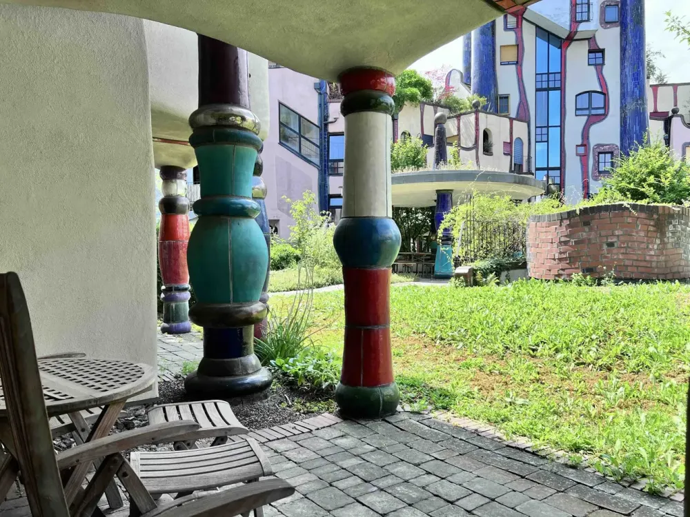 73207 Plochingen-Zentrum: Große 2,5-Zi-EG-Wohnung im Hundertwasserhaus. Terrasse. Luxuriös möbliert.