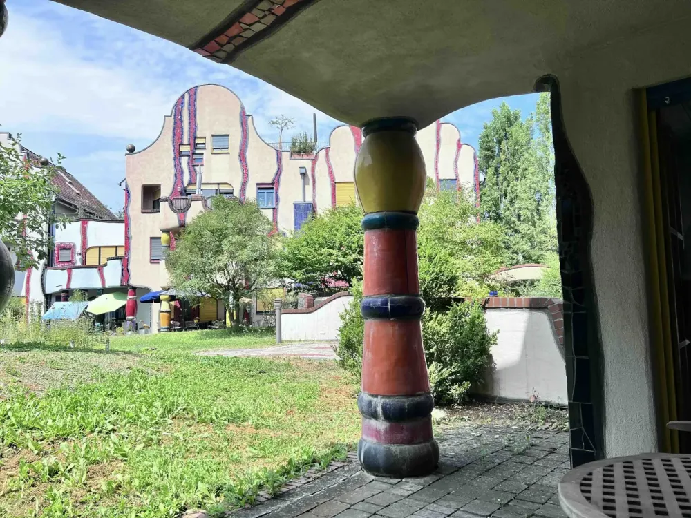 73207 Plochingen-Zentrum: Große 2,5-Zi-EG-Wohnung im Hundertwasserhaus. Terrasse. Luxuriös möbliert.