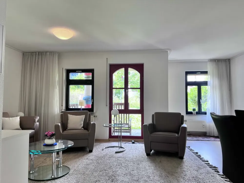 73207 Plochingen-Zentrum: Große 2,5-Zi-EG-Wohnung im Hundertwasserhaus. Terrasse. Luxuriös möbliert.