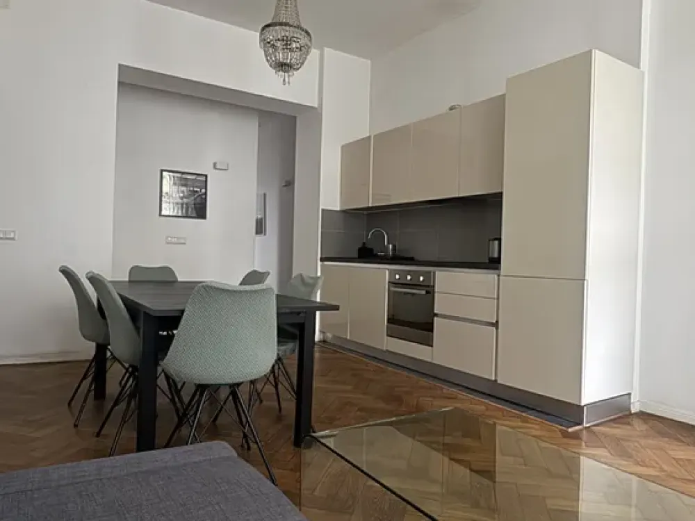 Möblierte 4-Zimmer-Altbauwohnung mit Balkon in Moabit - ab sofort
