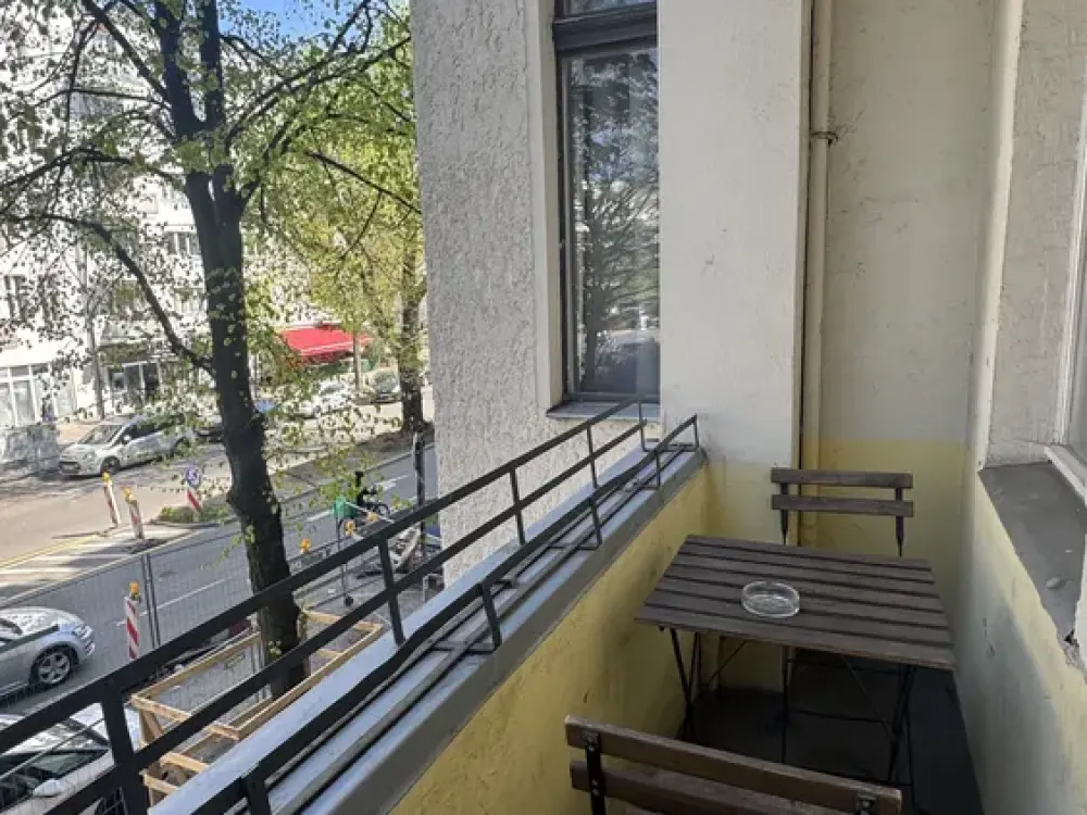 Möblierte 4-Zimmer-Altbauwohnung mit Balkon in Moabit - ab sofort
