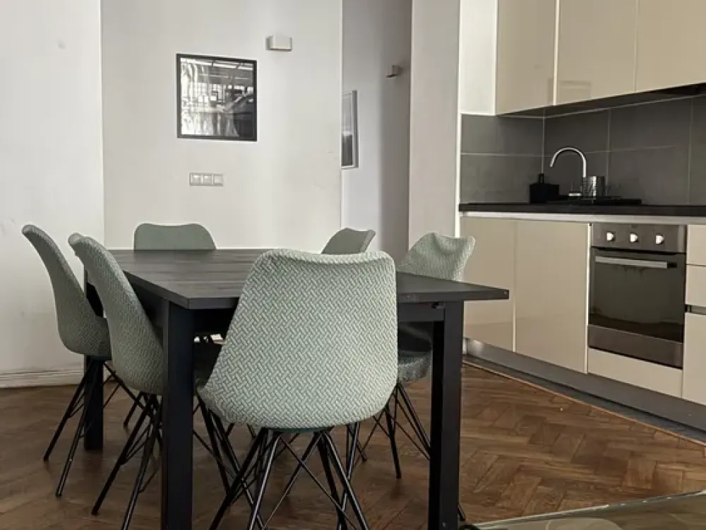 Möblierte 4-Zimmer-Altbauwohnung mit Balkon in Moabit - ab sofort