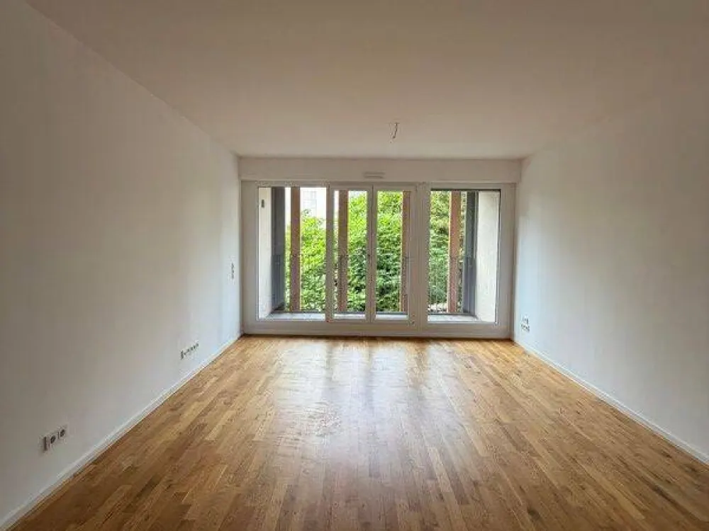 Spacious 2.5-Room Apartment in the Center: Built-in Kitchen, Guest WC and Balcony