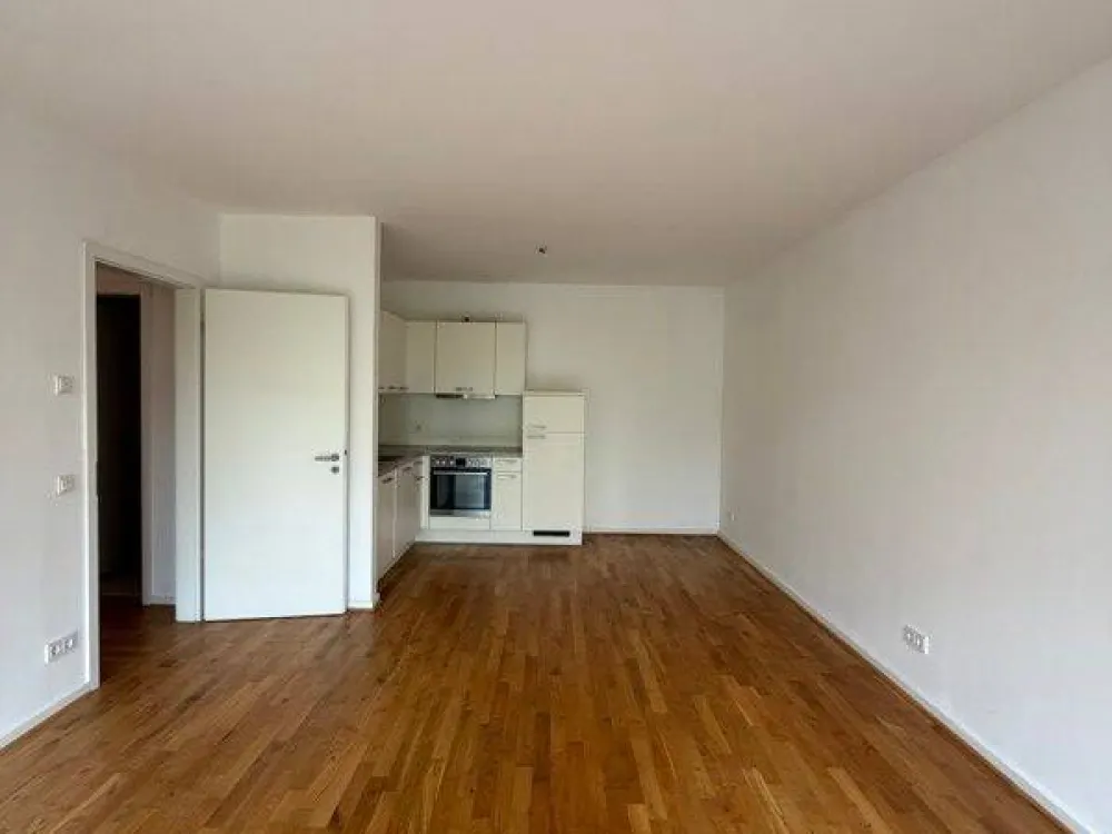 Spacious 2.5-Room Apartment in the Center: Built-in Kitchen, Guest WC and Balcony
