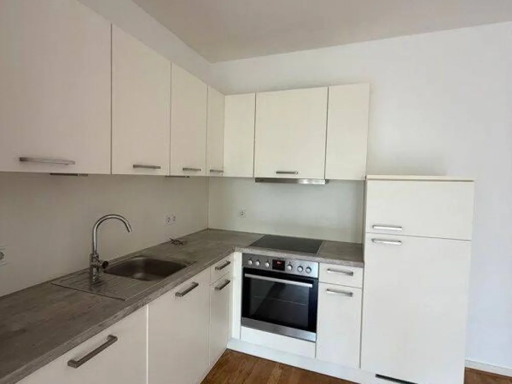 Spacious 2.5-Room Apartment in the Center: Built-in Kitchen, Guest WC and Balcony