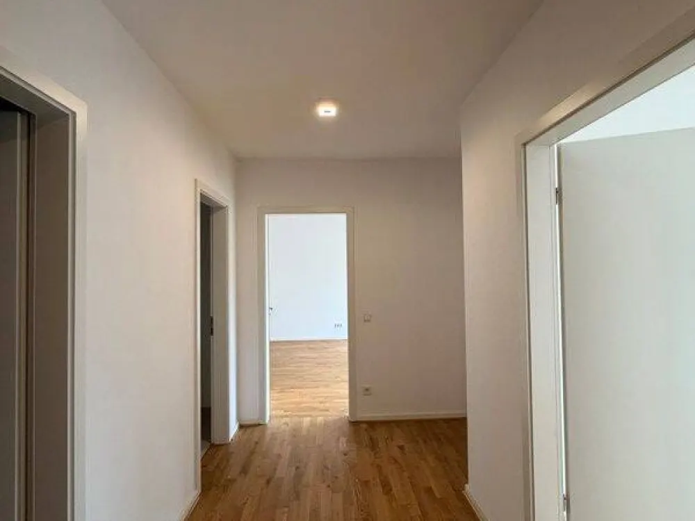 Spacious 2.5-Room Apartment in the Center: Built-in Kitchen, Guest WC and Balcony