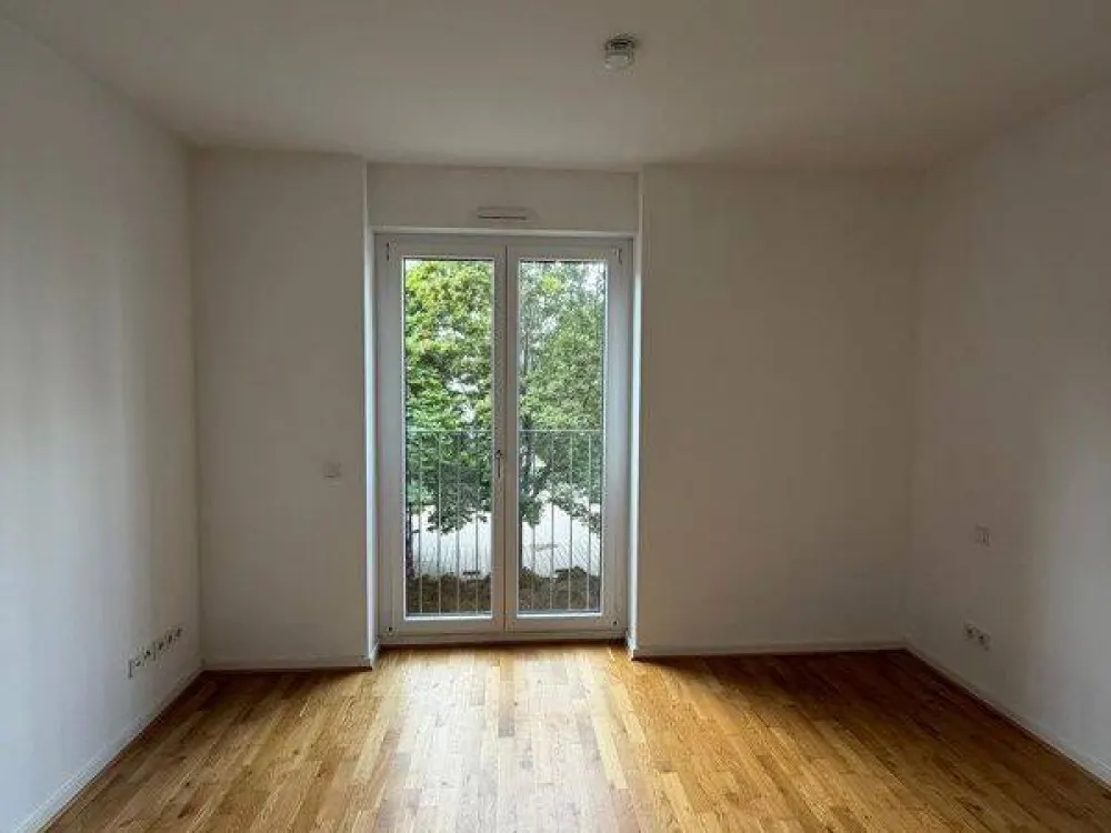 Spacious 2.5-Room Apartment in the Center: Built-in Kitchen, Guest WC and Balcony