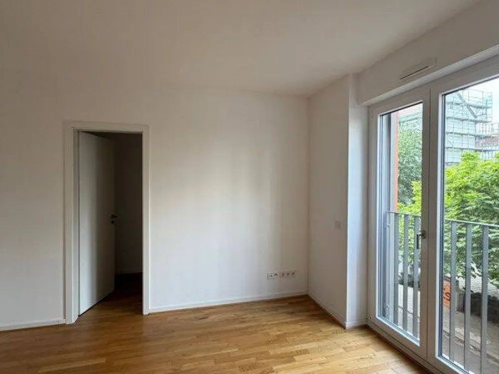 Spacious 2.5-Room Apartment in the Center: Built-in Kitchen, Guest WC and Balcony
