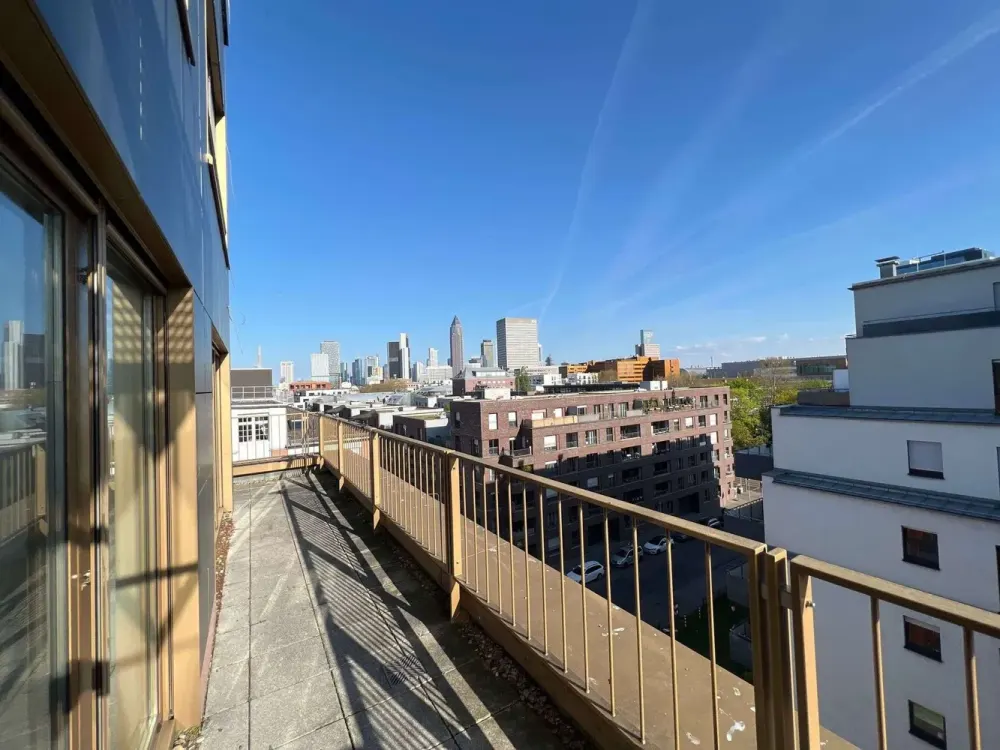 Helle 2-Zimmer Wohnung mit Terrasse und Skyline Blick