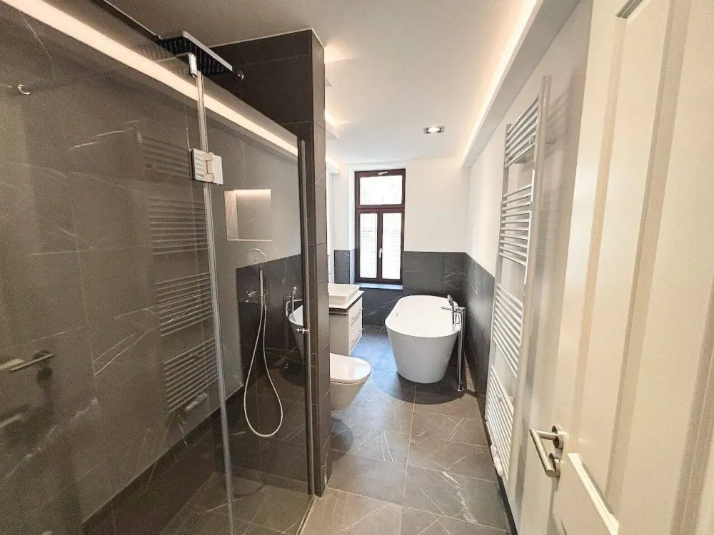 Stilvoll! + Erstbezug mit Lift + Balkon + Parkett + Fußbodenheizung + Wanne & Dusche + LED-Licht