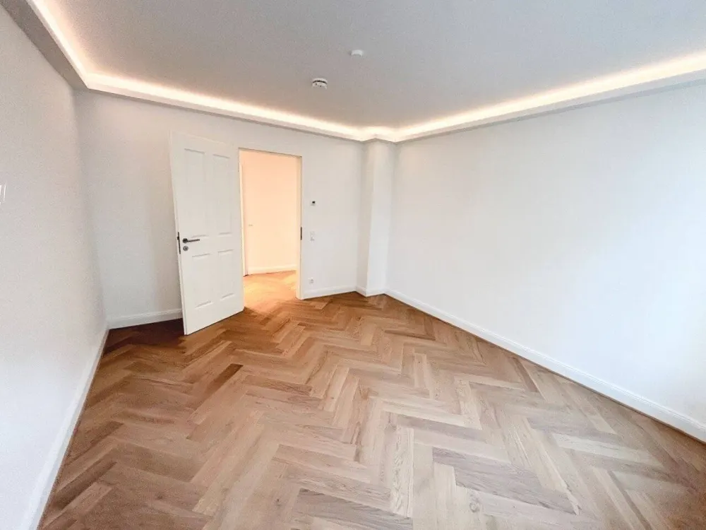 Stilvoll! + Erstbezug mit Lift + Balkon + Parkett + Fußbodenheizung + Wanne & Dusche + LED-Licht