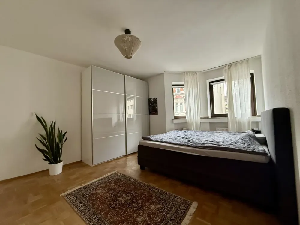 Oberkassel! 2-Zimmerwohnung in zentraler Lage - mit Tiefgaragenstellplatz!