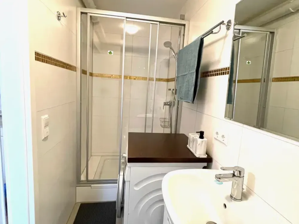 Style & Komfort: Trendige 2-Zimmer-Wohnung voll möbliert