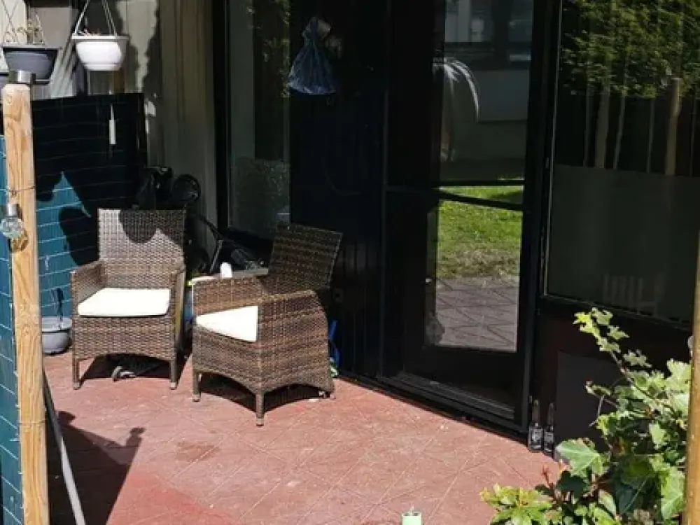 gepflegte, helle 2-Zimmer-Wohnung mit Einbauküche und Terrasse in Büderich
